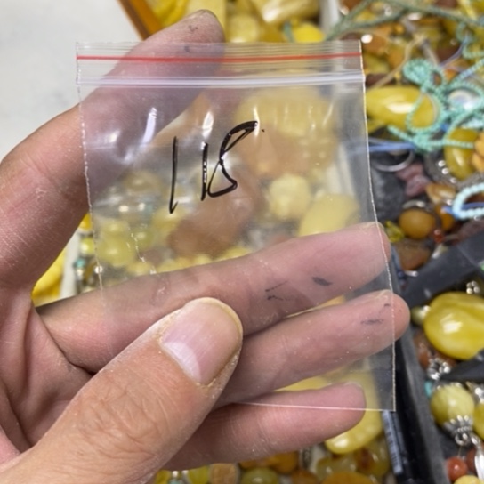 欢***地未镶嵌蜜蜡裸石吊坠