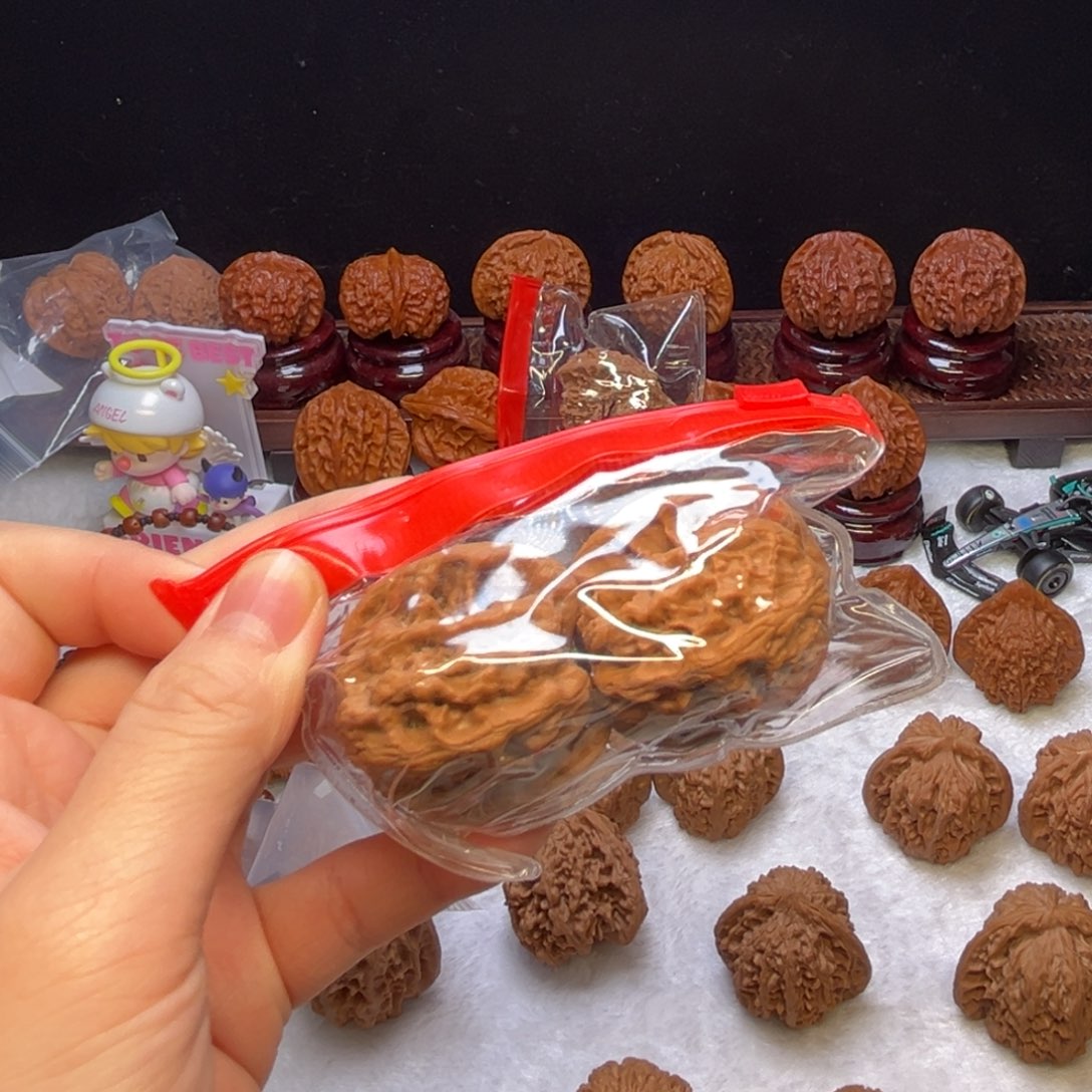 亿***光文玩核桃吊坠野狼