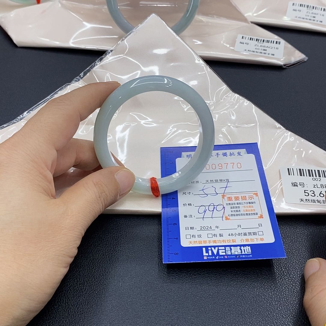 翡翠手镯未镶嵌翡翠手镯