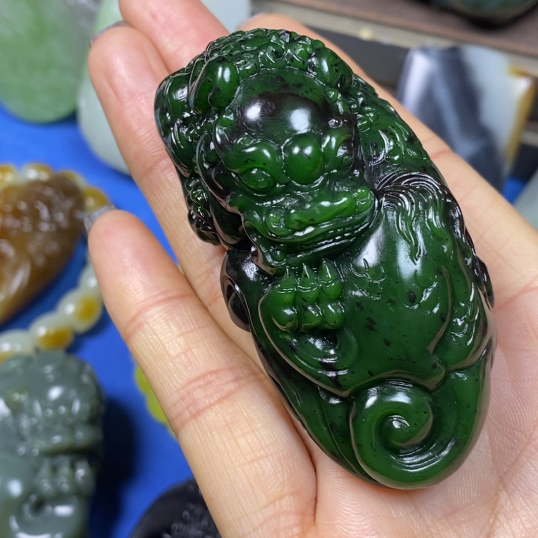 和田玉把件未镶嵌征****?