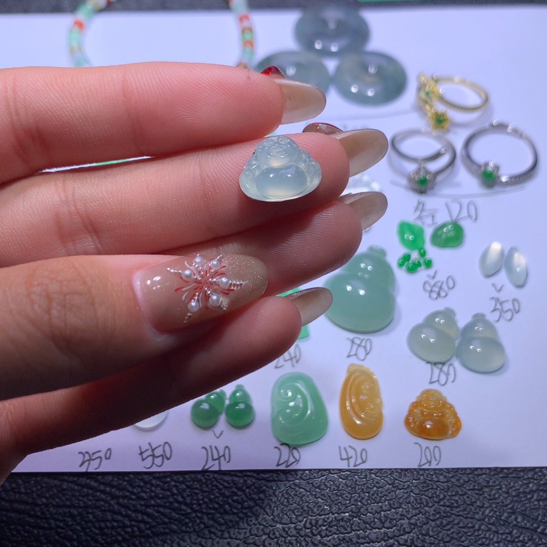 翡翠颈饰未镶嵌佛公