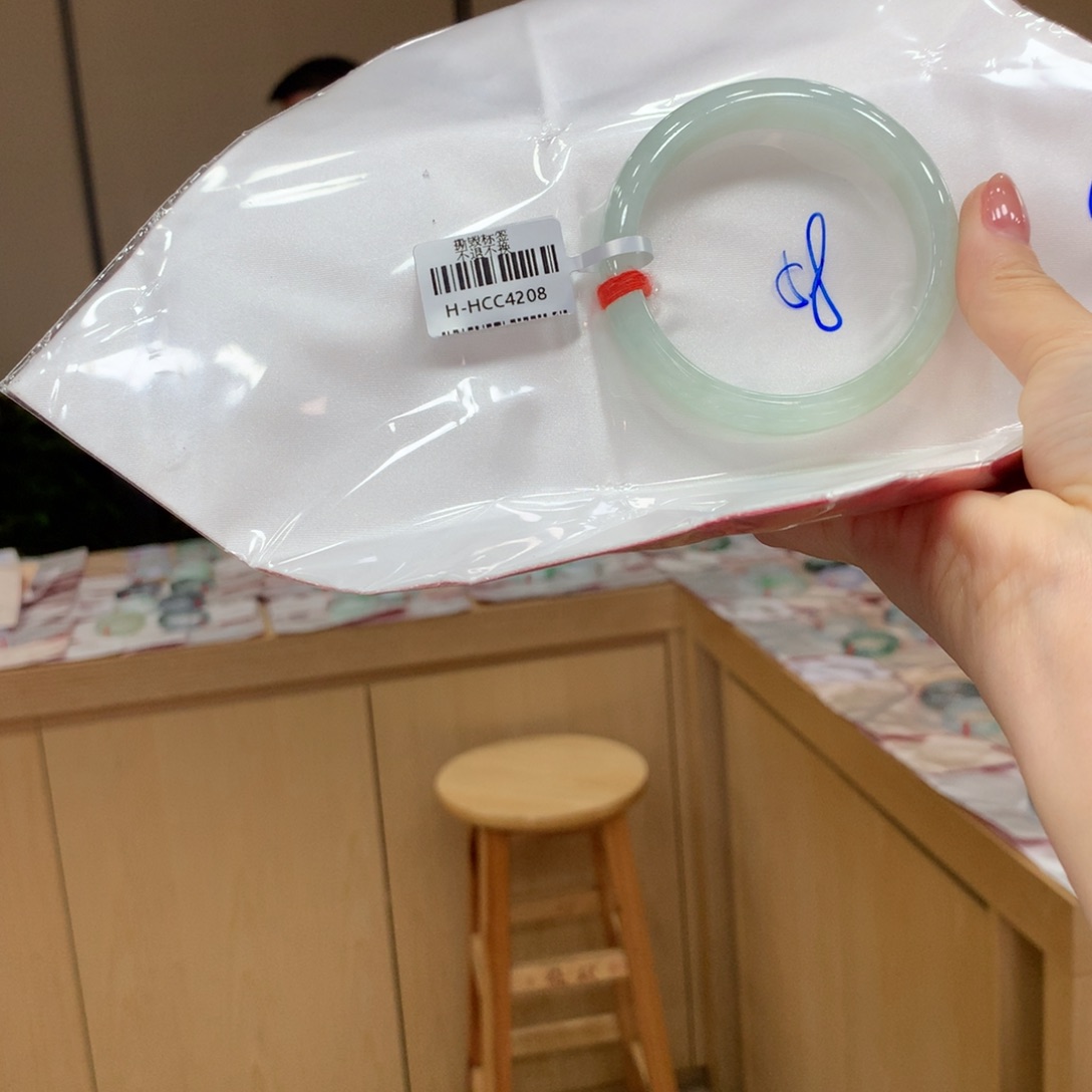 翡翠手镯未镶嵌不退不换