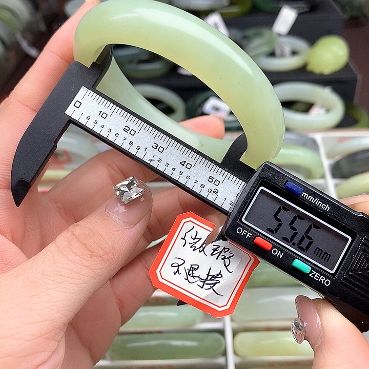 蛇纹石玉手镯未镶嵌498