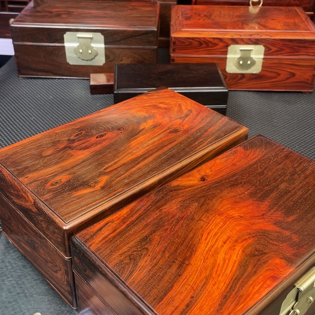 木老红木盒子和一对