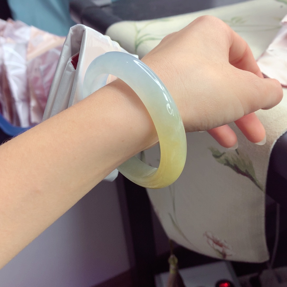 翡翠手镯未镶嵌小小推荐