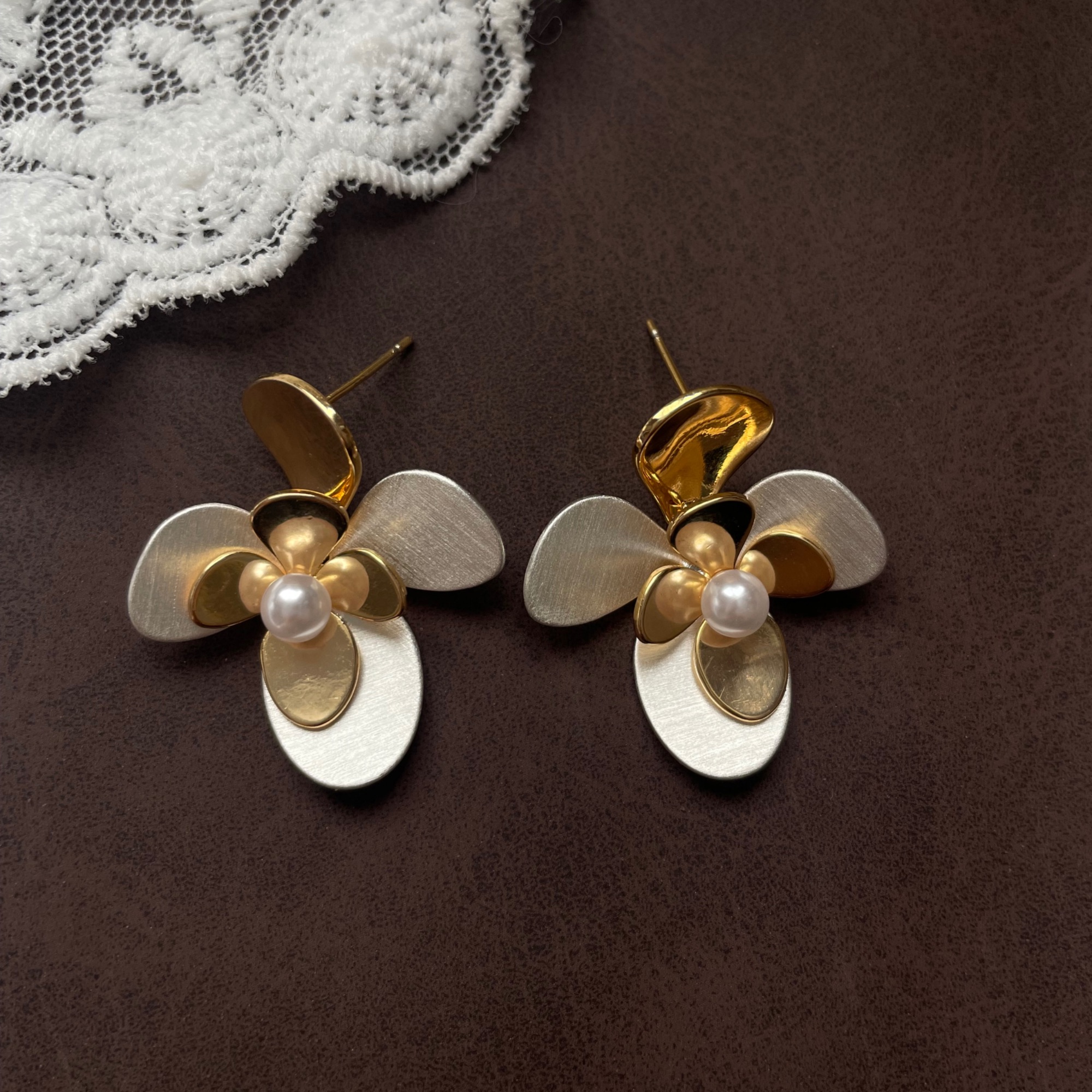 铜合金耳饰 复古金属撞色珍珠花朵小众轻奢高级感气质百搭耳钉