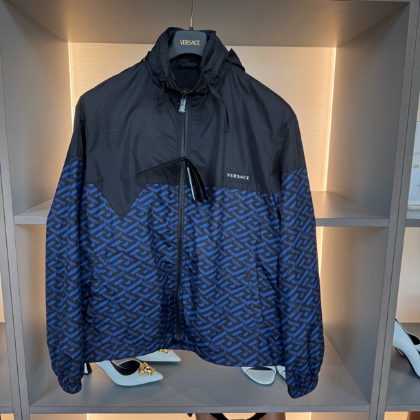 未使用 VERSACE/范思哲 回国路上/特价男士连帽夹克外套