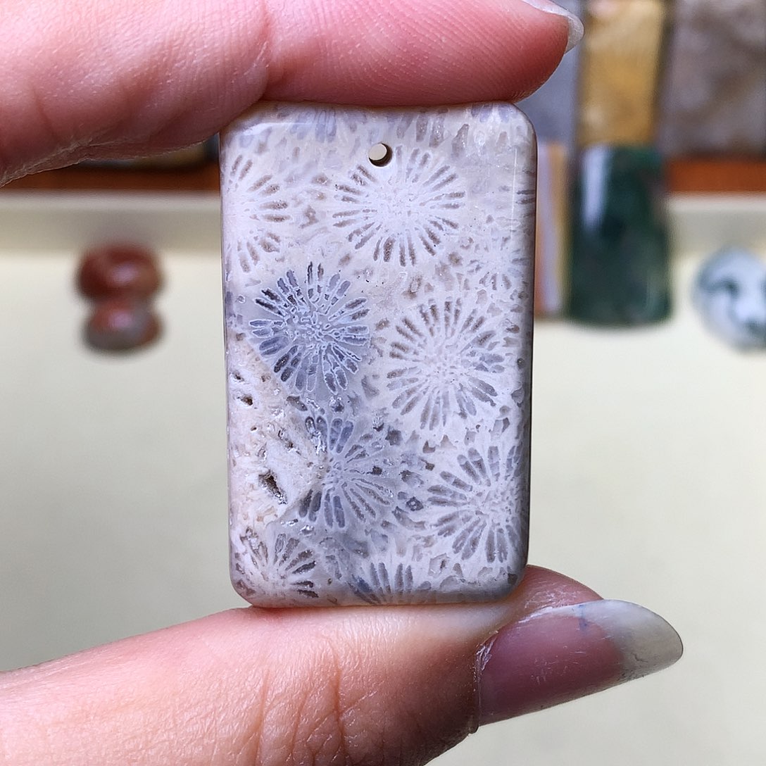 石英质玉颈饰未镶嵌彩*?