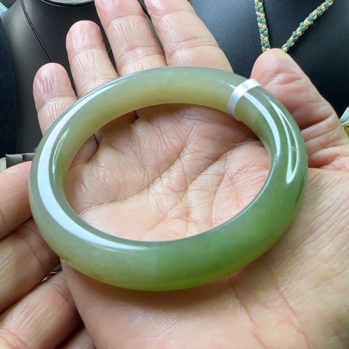 和田玉未镶嵌手镯