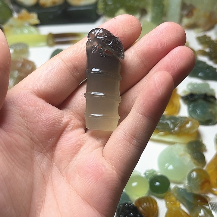 蛇纹石玉未镶嵌颈饰拾****石