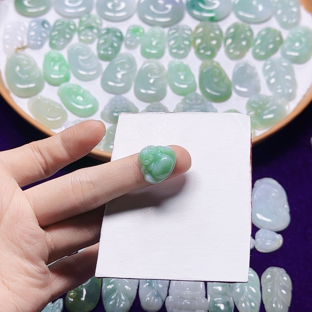 翡翠未镶嵌吊坠(赠链)翡翠