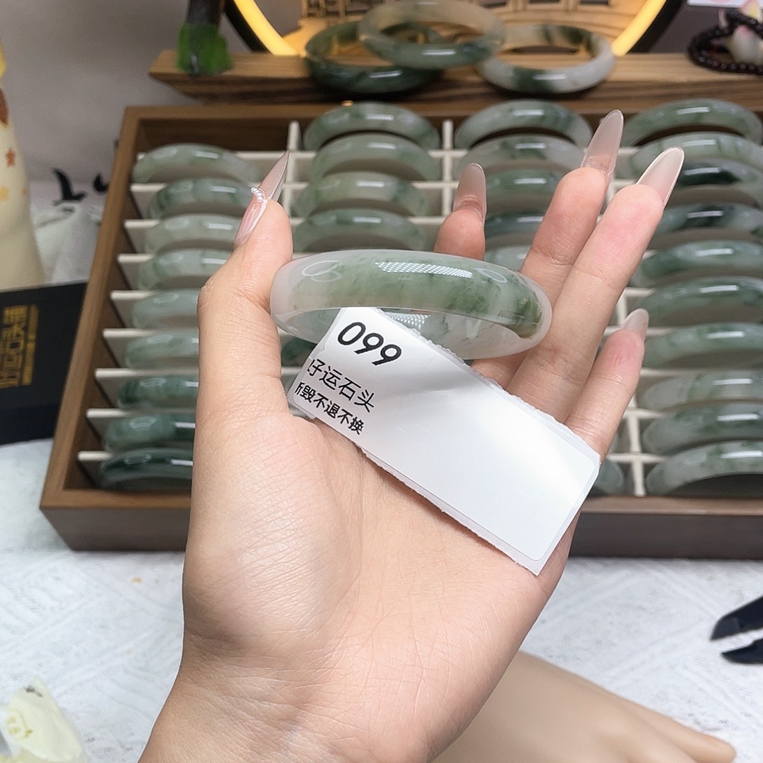 抖***5石英质玉未镶嵌手镯099