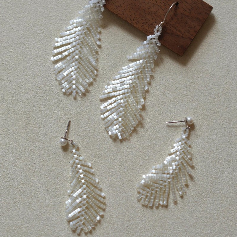 铜合金耳饰 新中式白色羽毛米珠耳钉清冷感独特小众轻奢流苏耳饰