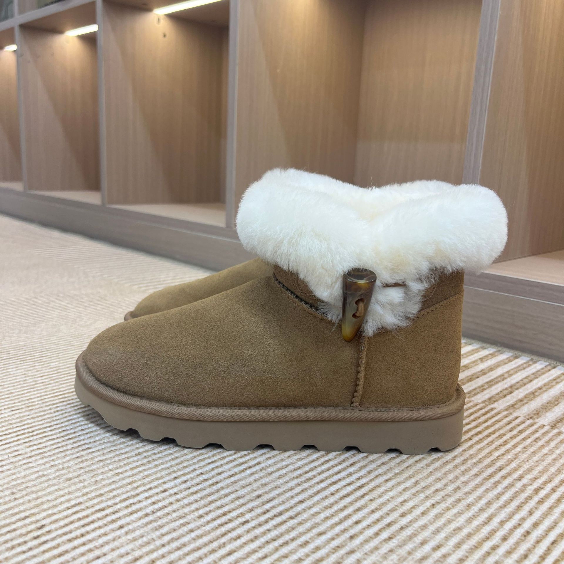 【牛角扣全新未开封】秋冬桑坡雪地靴羊皮毛一体时尚薄/厚底短筒