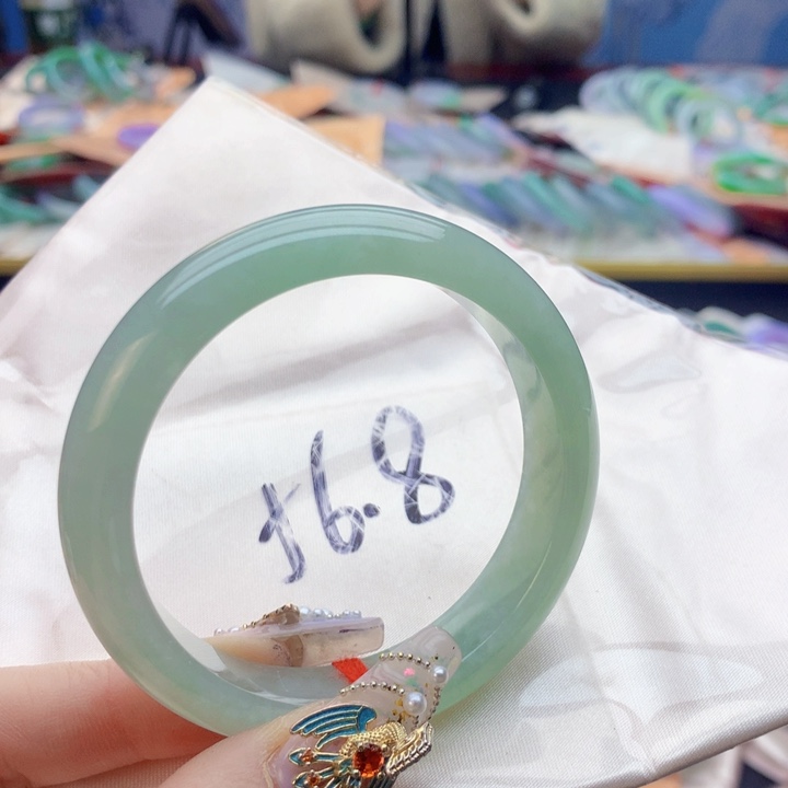 翡翠手镯未镶嵌翡翠手镯