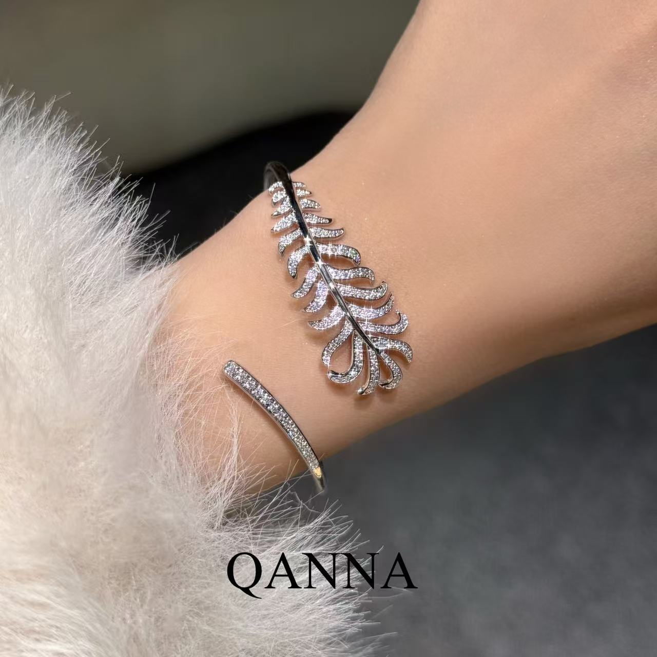 QANNA【小香风大号白色羽毛】【孔雀设计款】名媛时尚轻奢钻石手镯AY