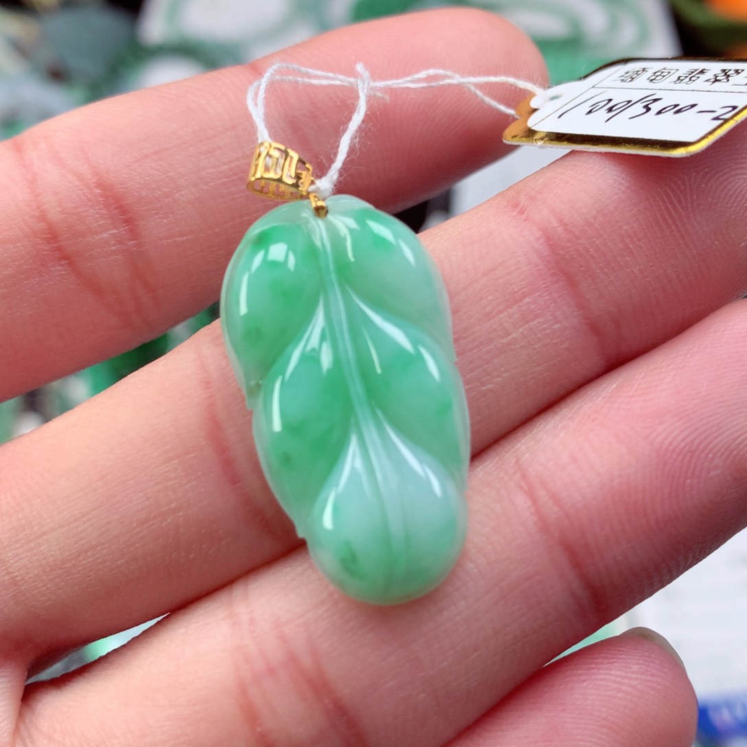 翡翠颈饰18K金镶嵌翡翠吊坠