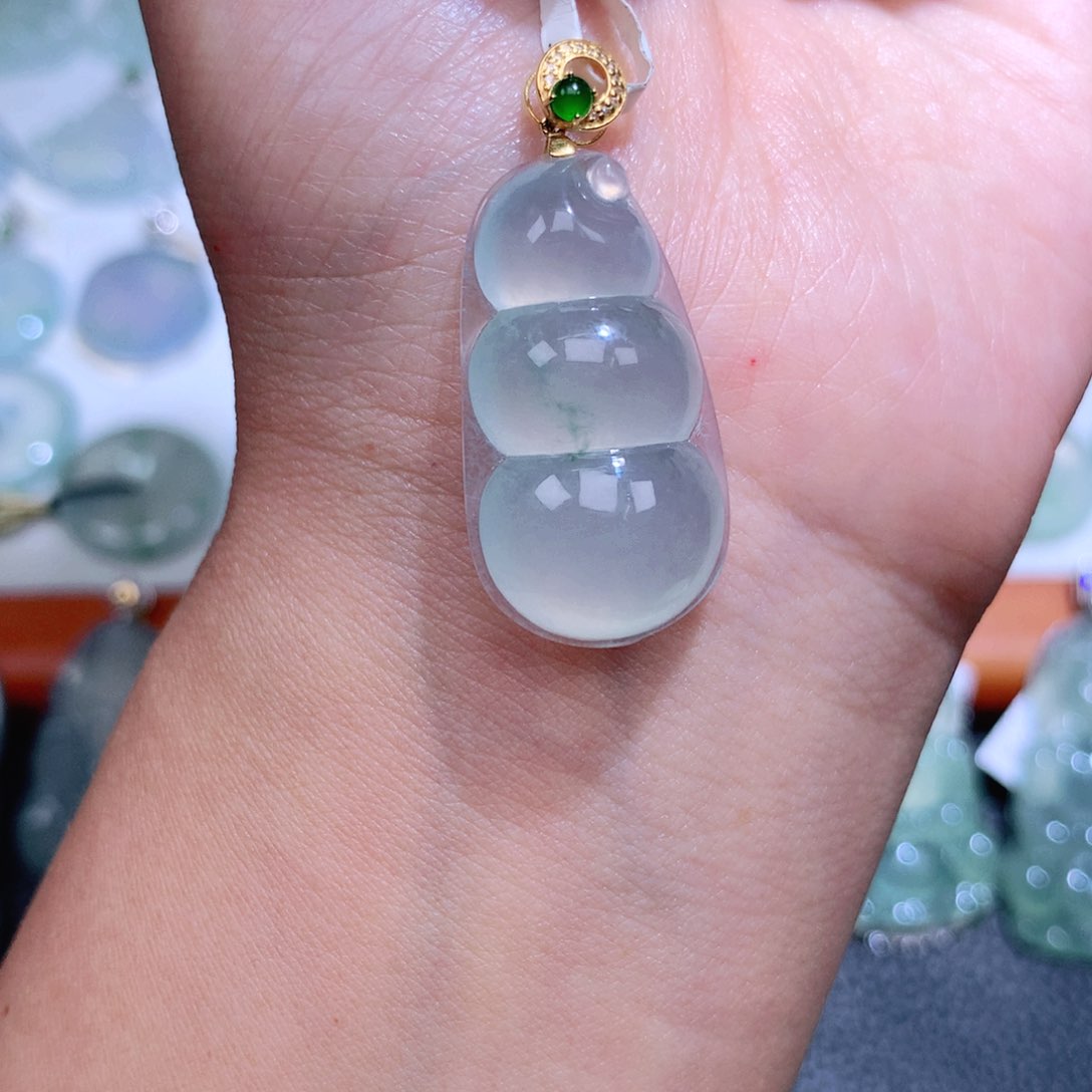 翡翠18K金镶嵌颈饰福豆