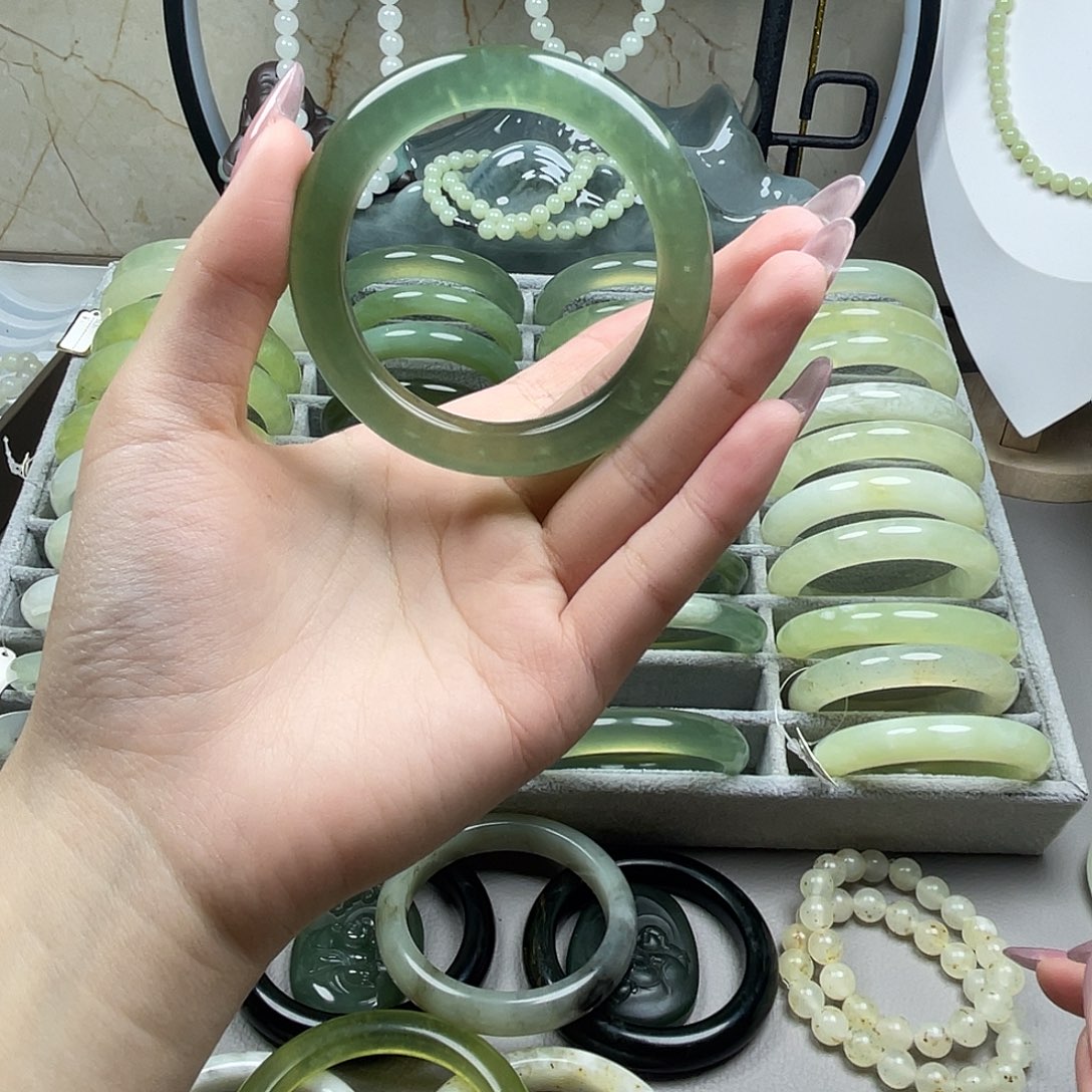 蛇纹石玉未镶嵌手镯