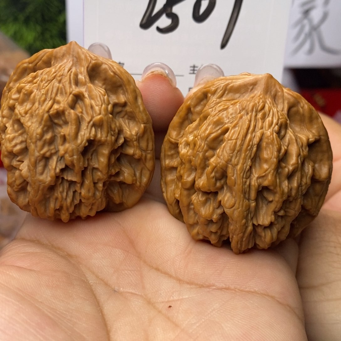 文玩核桃吊坠虎头。边44。全品