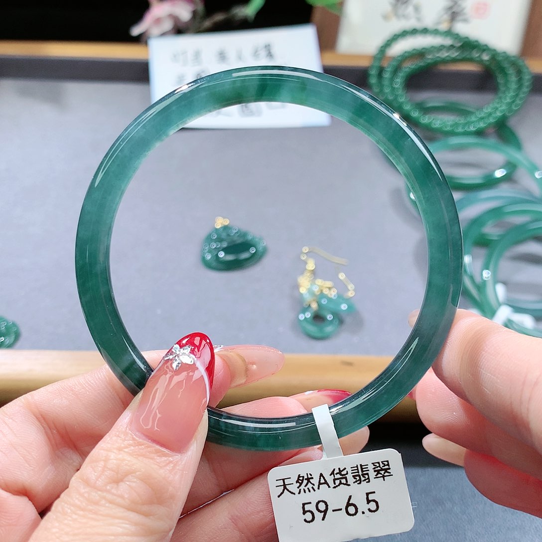 翡翠手镯（圆镯）未镶嵌