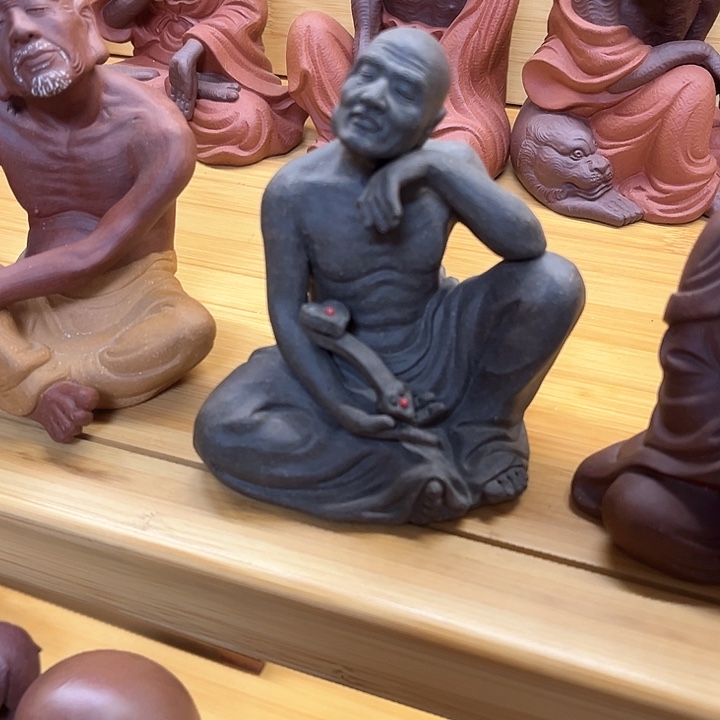 紫砂茶杯阿*紫砂青灰如意罗汉茶宠摆件