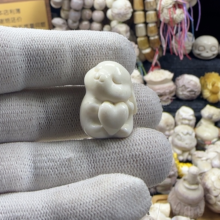 非金属配饰鹿角雕刻小兔