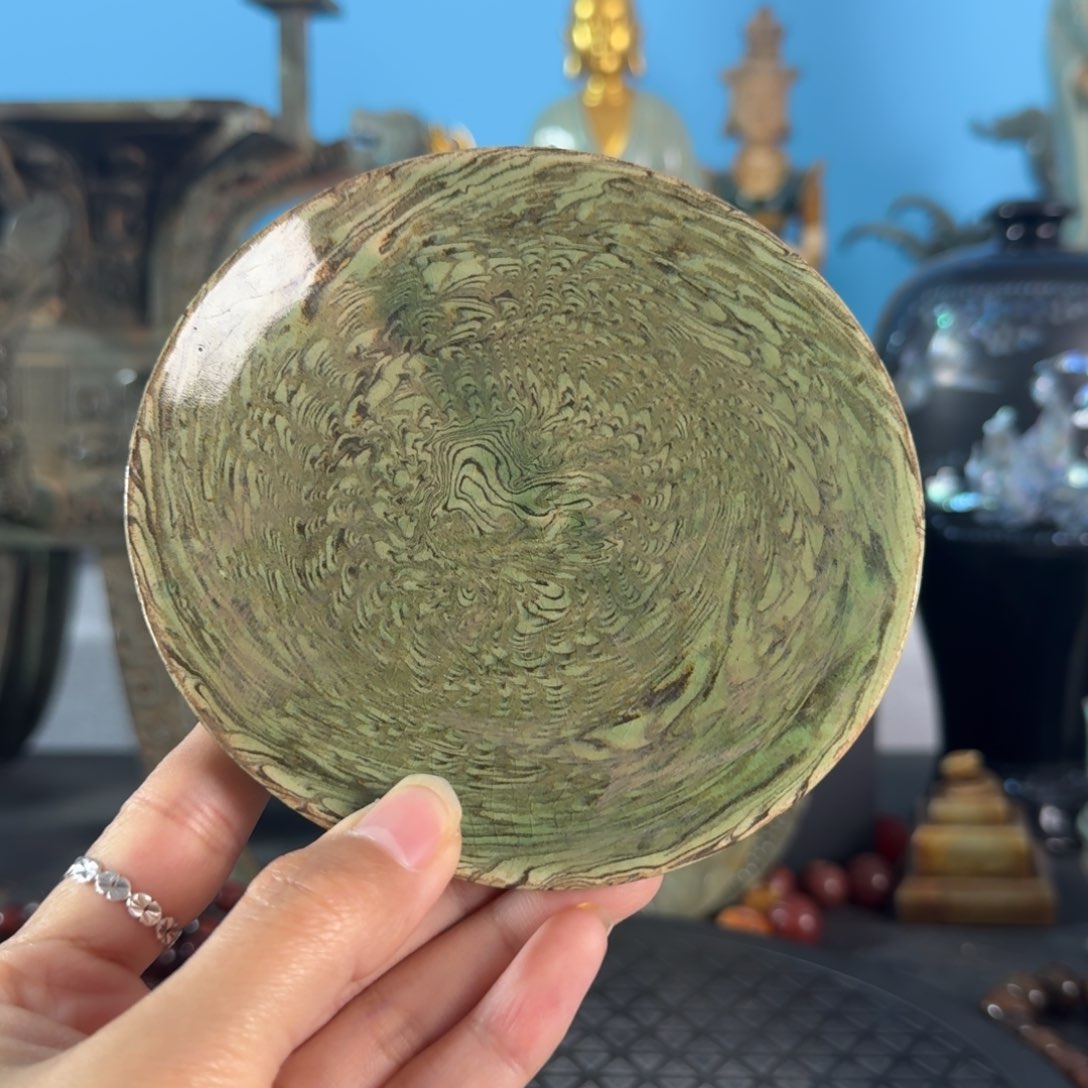 碗瓷器上还印有各种颜色