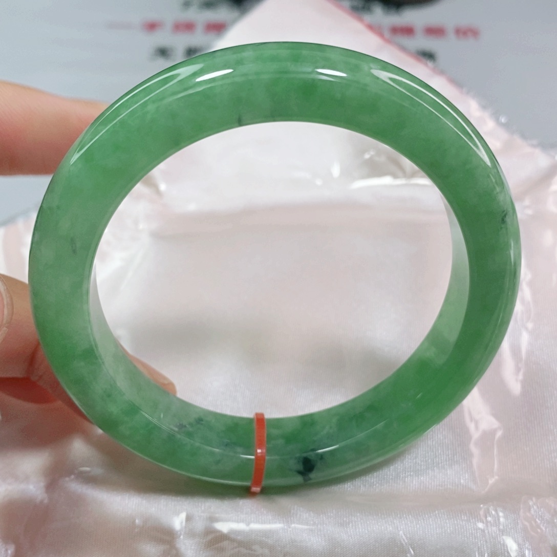 翡翠手镯未镶嵌奥****。58.5圈口