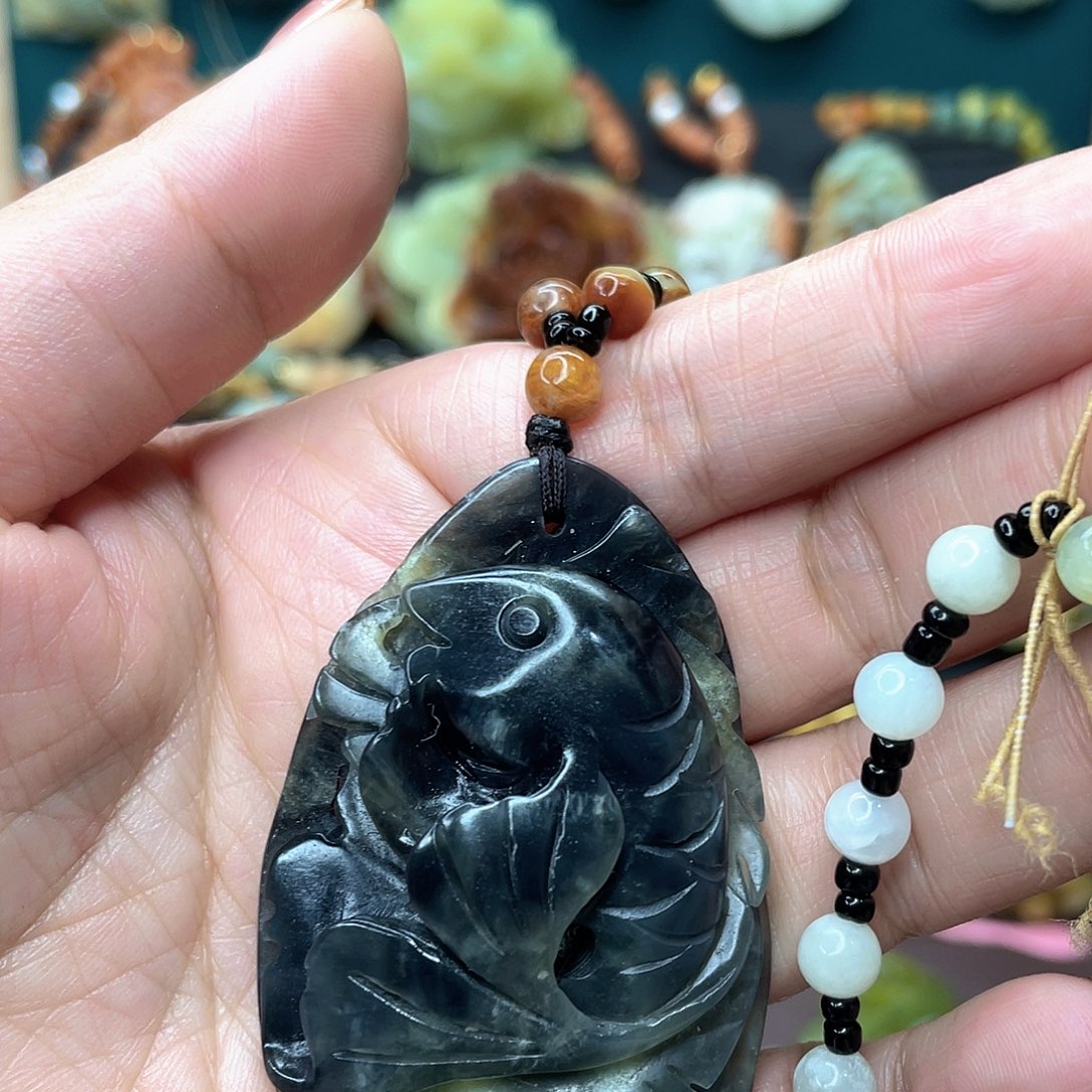 蛇纹石玉颈饰未镶嵌