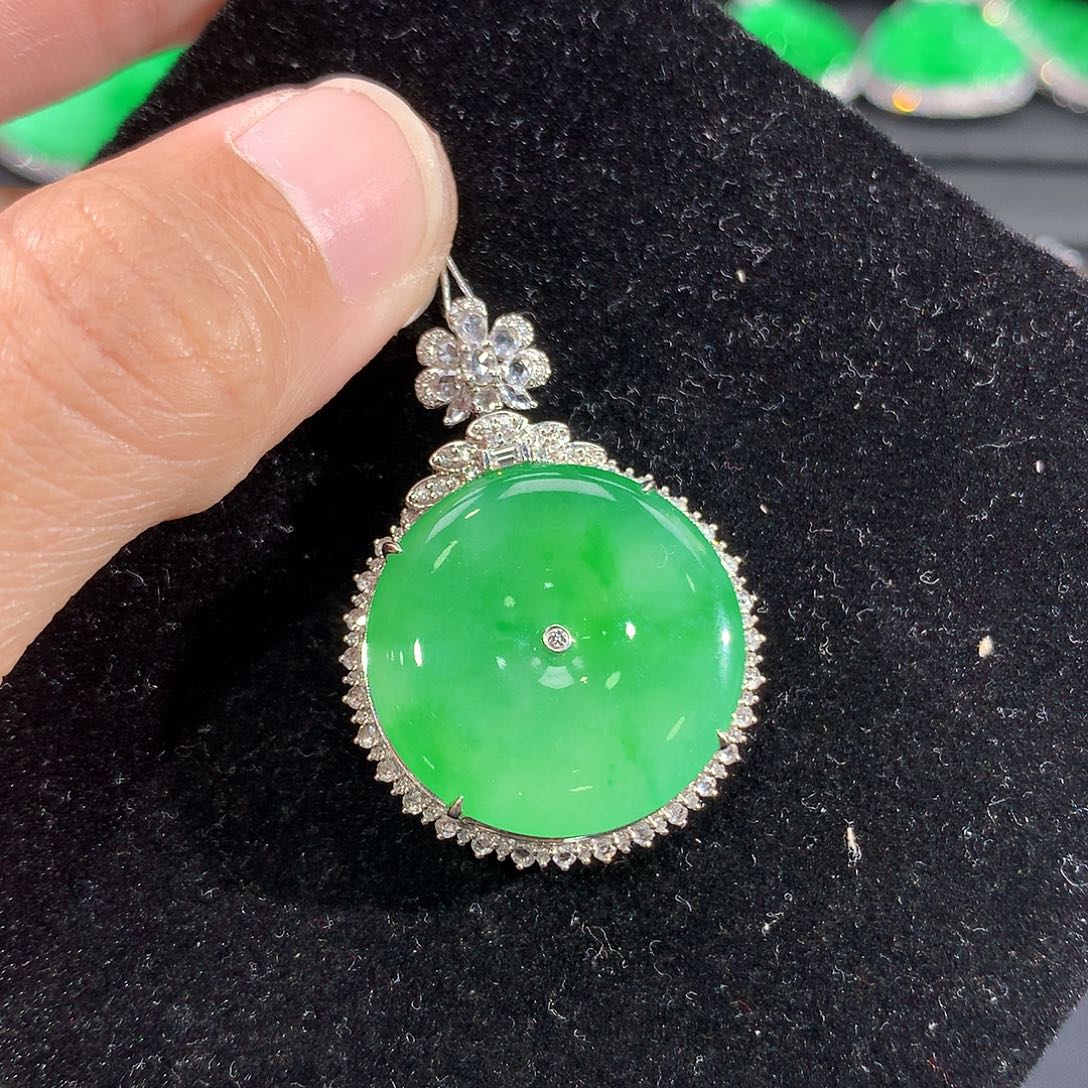 翡翠18K金镶嵌颈饰