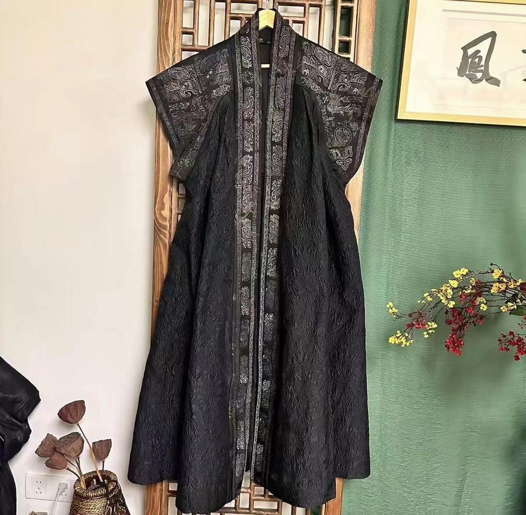 凤徕兮私人定制黑底提花对襟图腾刺绣长马甲加腰带（LS342）