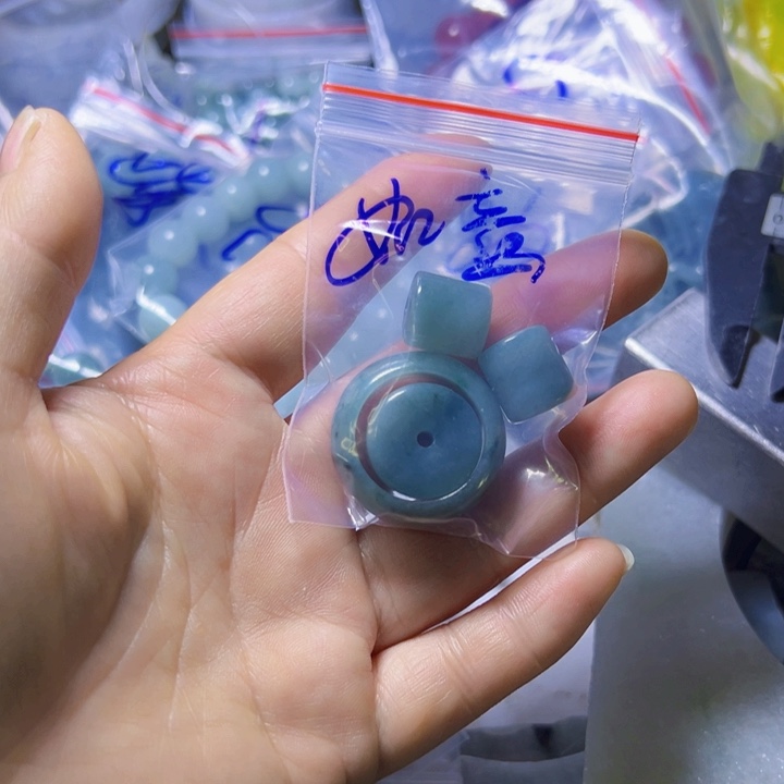 颈饰未镶嵌翡翠如**醒