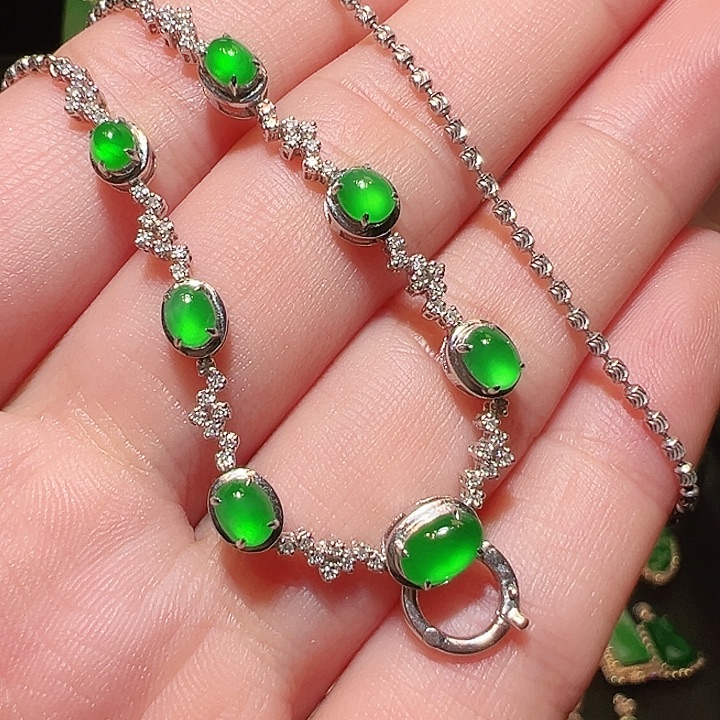 颈饰18K金镶嵌翡翠吊坠