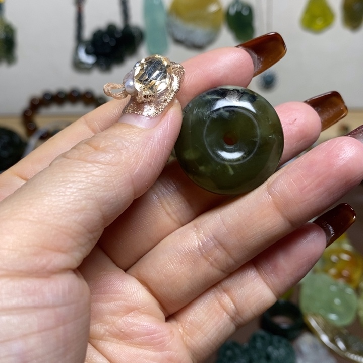 蛇纹石玉吊坠未镶嵌