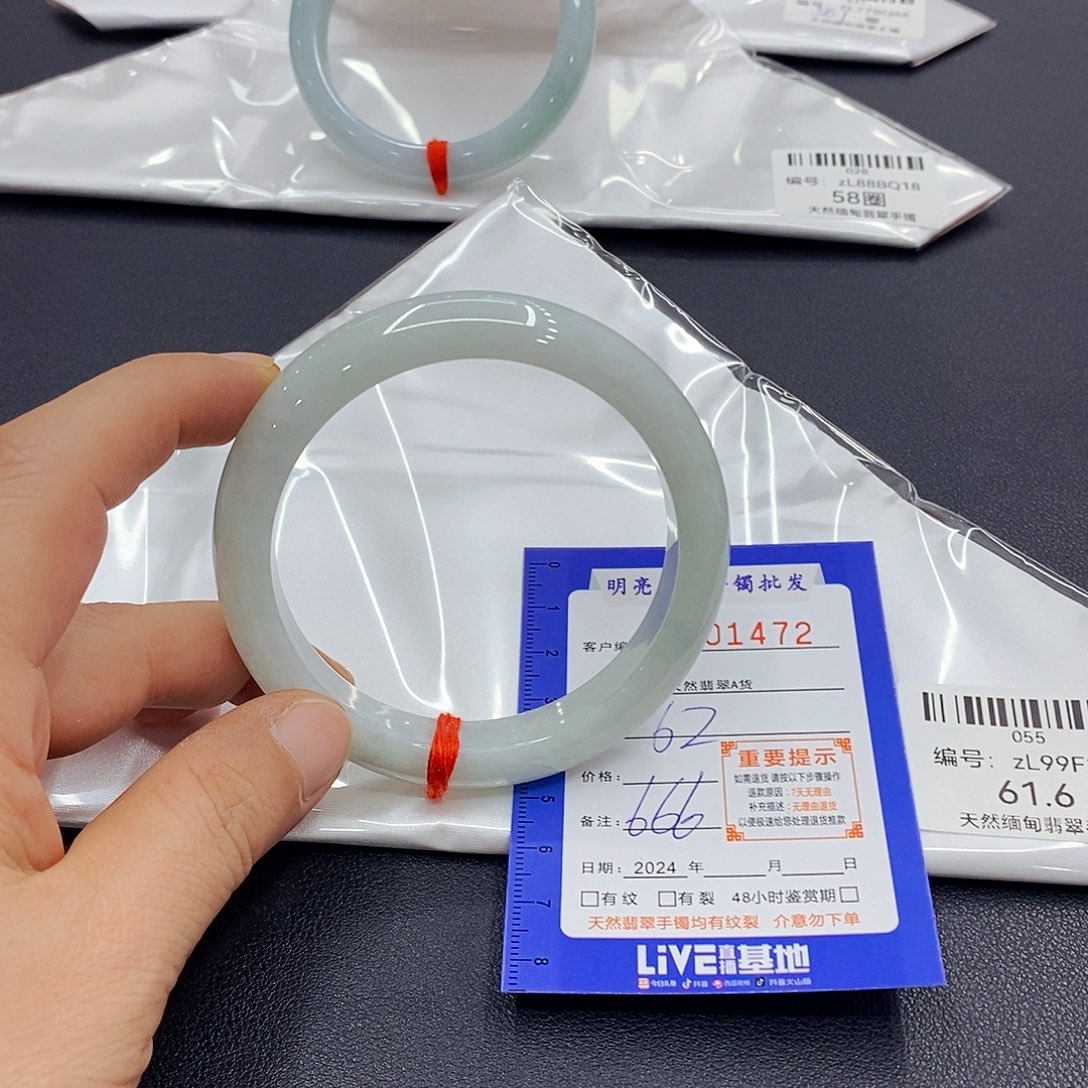 翡翠手镯未镶嵌小***。翡翠手镯