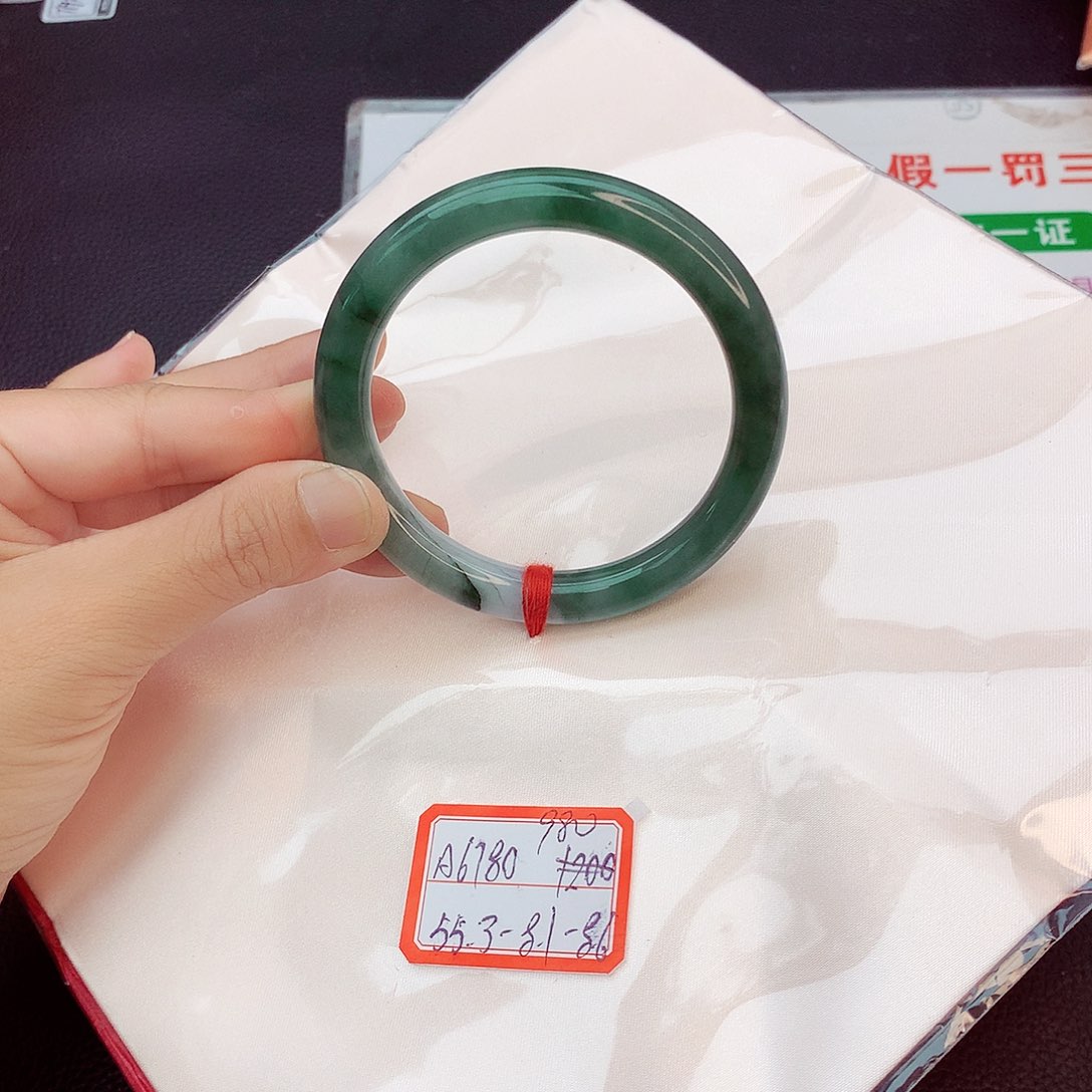 翡翠手镯未镶嵌翡翠