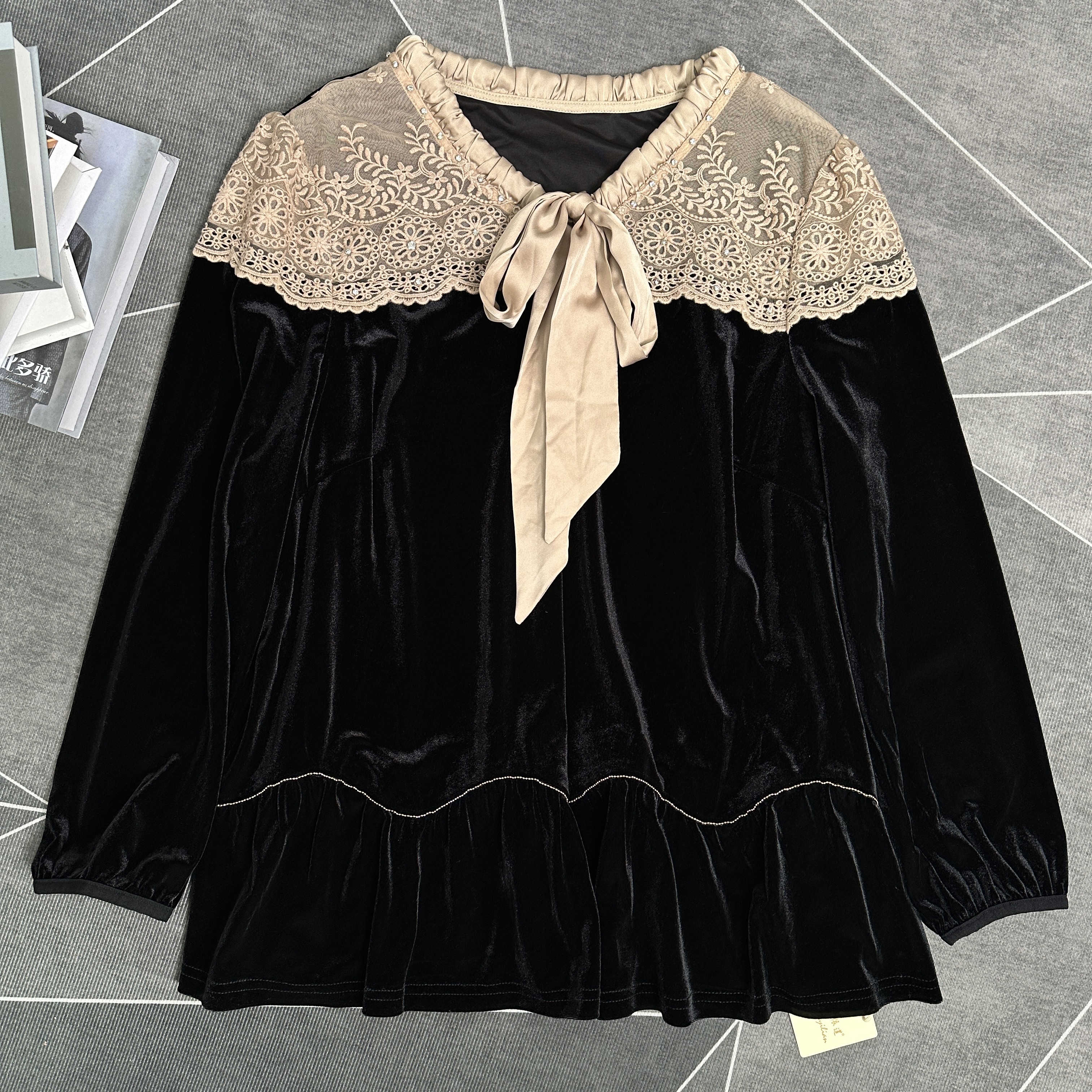 【芮娜依莲】回馈2025款秋冬季黑色显瘦拼接大码丝绒打底衫-5386