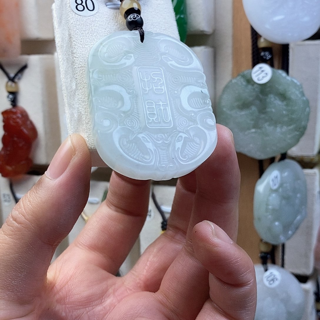颈饰未镶嵌石英质玉（天山翠）
