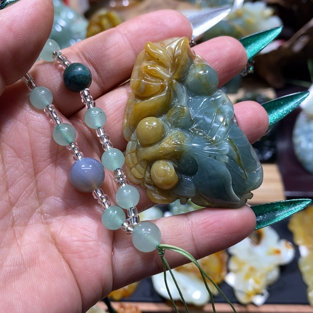 蛇纹石玉颈饰未镶嵌