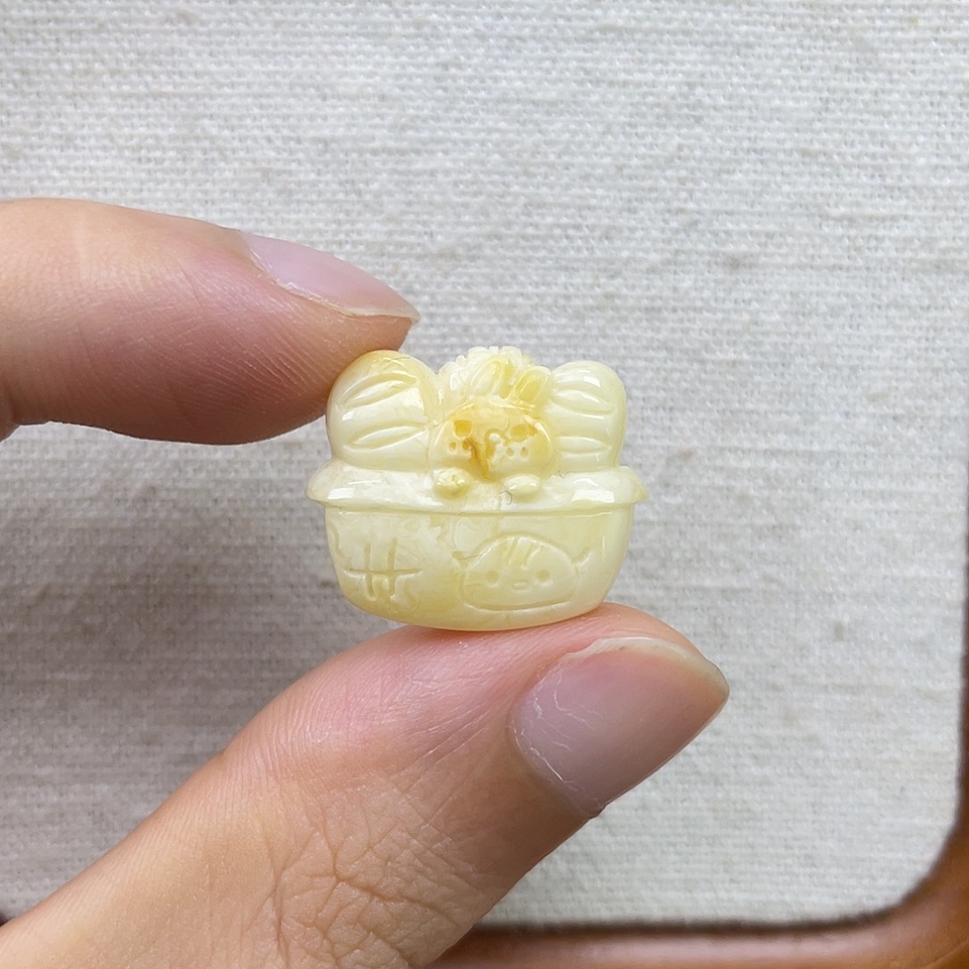 琥珀未镶嵌珠宝奇石兔子面包