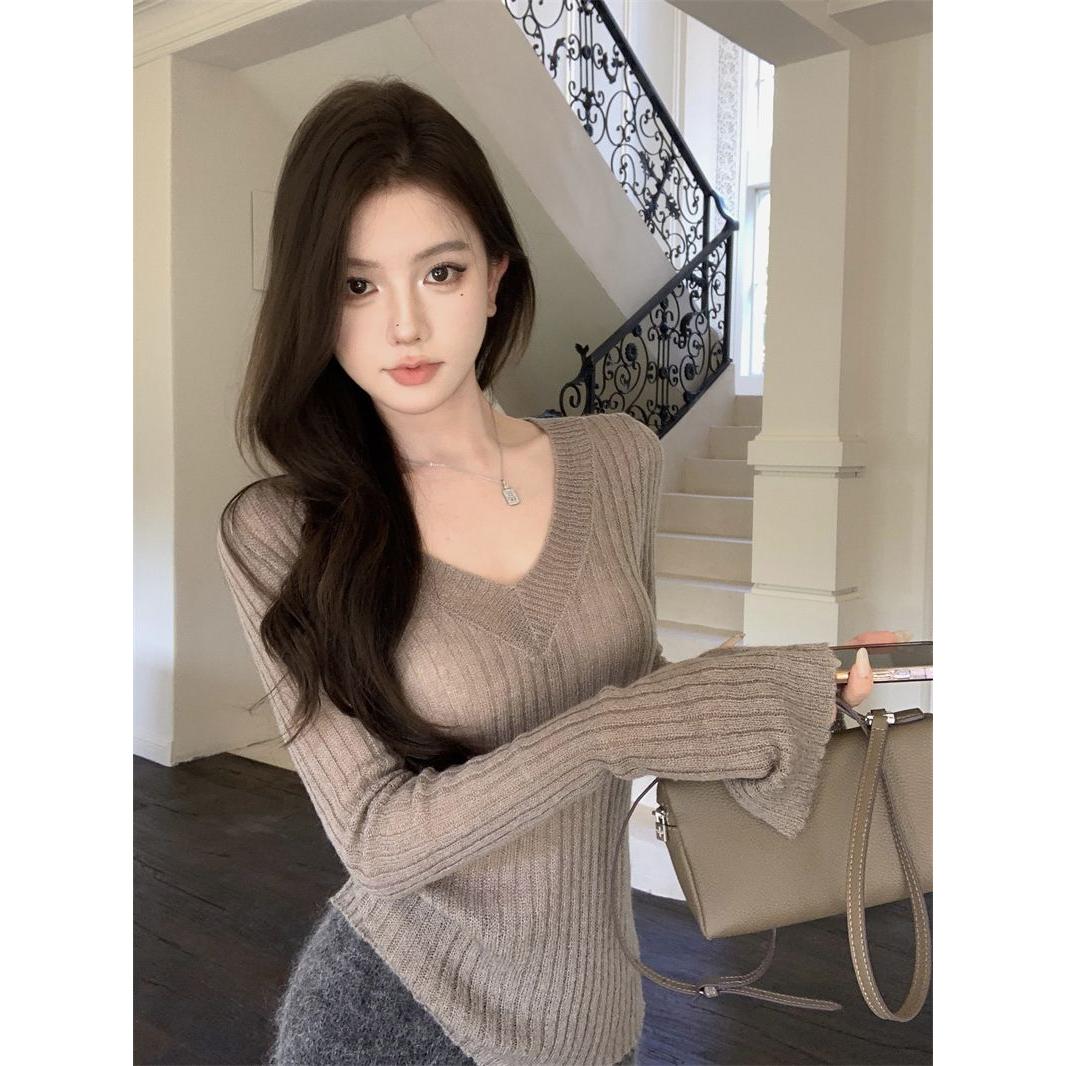6165#纯欲辣妹性感v领上衣女秋冬喇叭袖针织打底衫美拉德加厚毛衣
