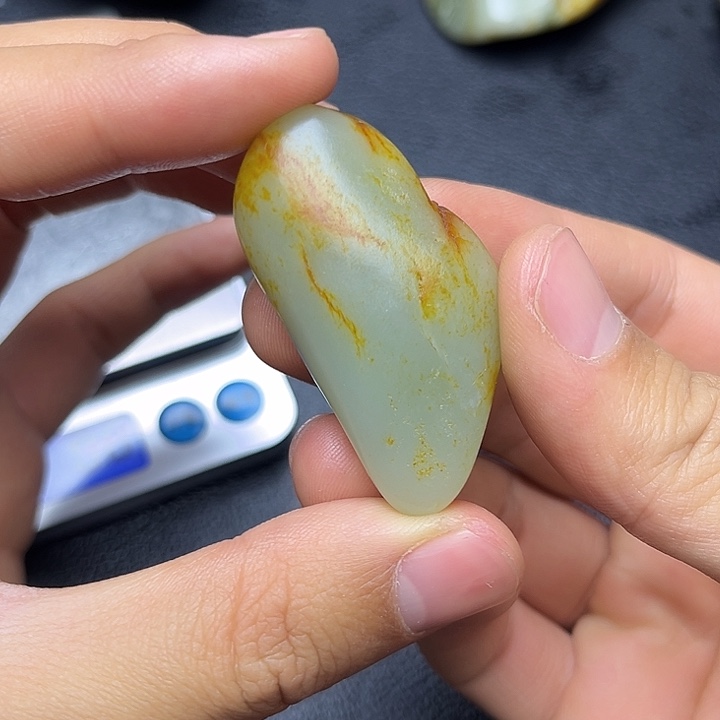 和田玉未镶嵌把件