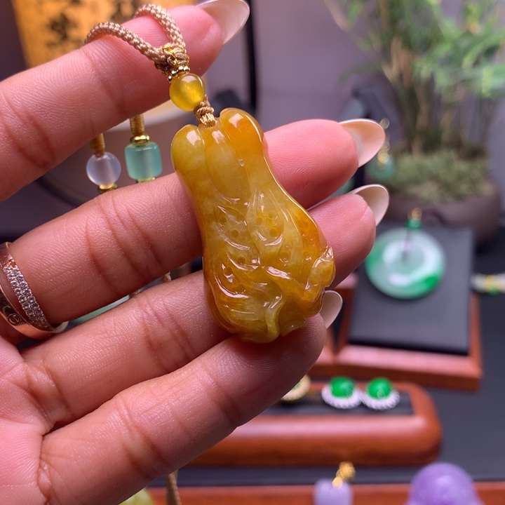 翡翠未镶嵌吊坠(赠链)