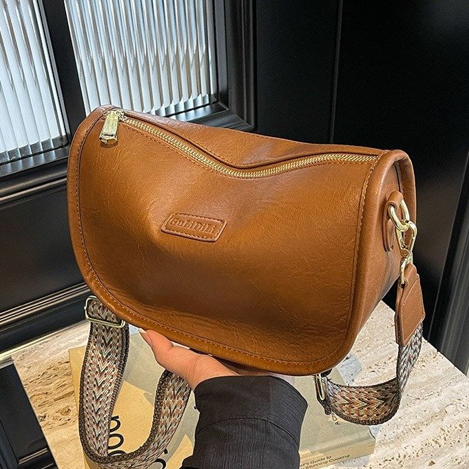 2025包包网红新款斜挎包百搭轻奢小众高级感枕头包宽肩带单肩小包