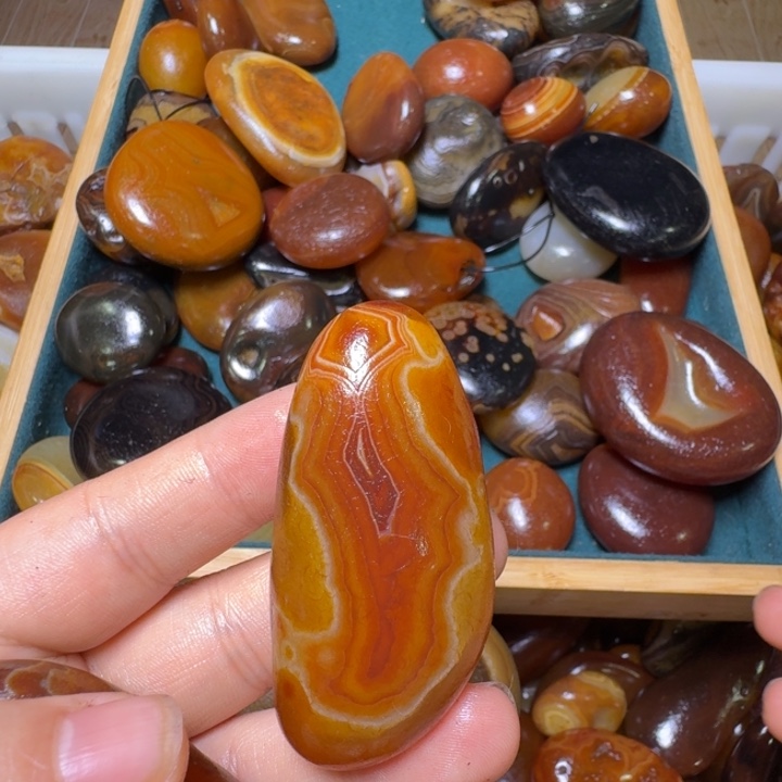 紫***匠瓷片马达加斯加奇石手把件浮雕