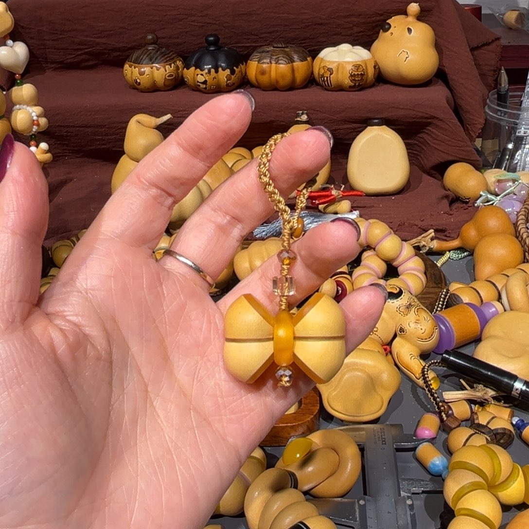 向***栖福利蝴蝶结。       