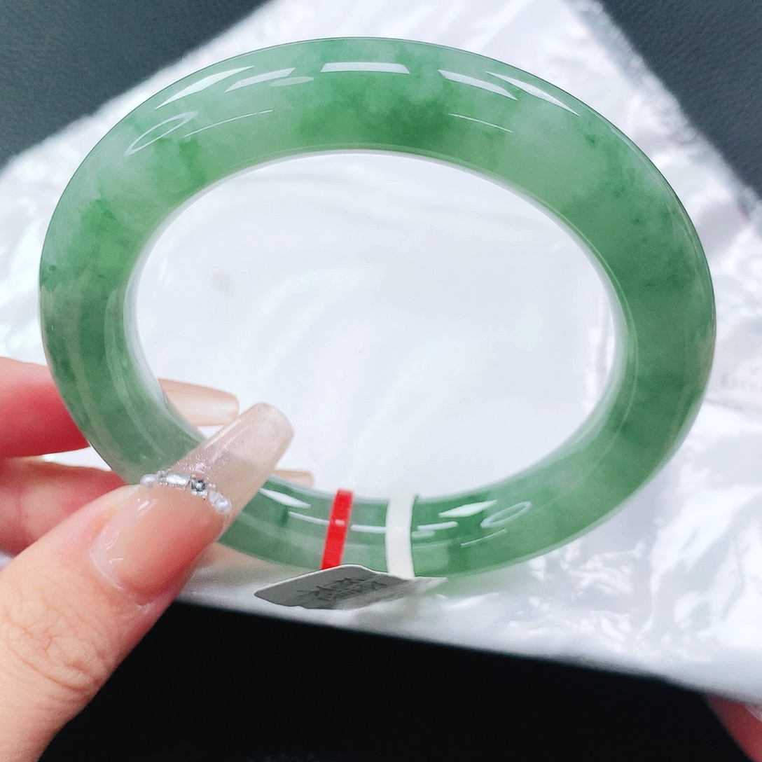 翡翠手镯未镶嵌55圈