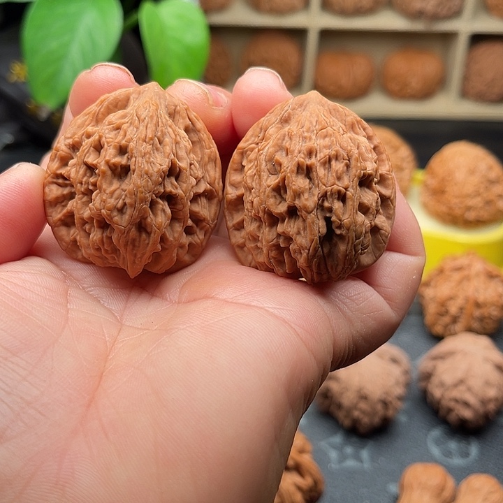 文玩核桃把件全品虎头边38