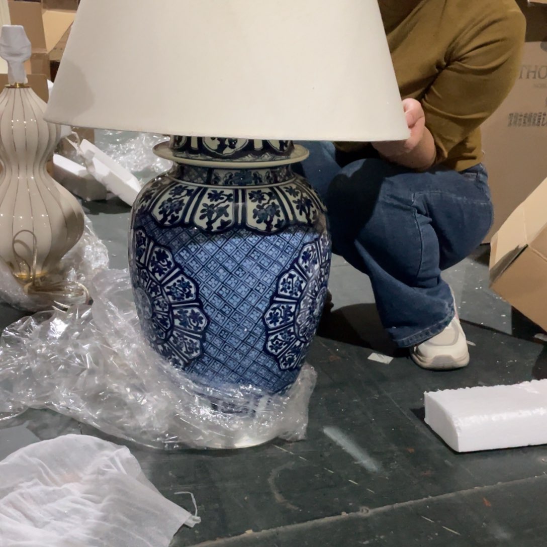 C****?陶瓷工艺品，摆件花瓶。